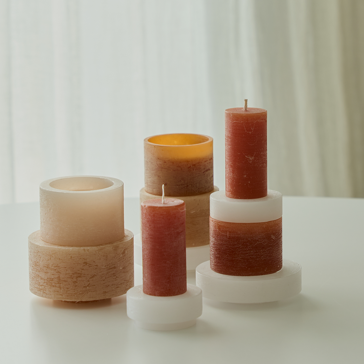 Beige Stacks kaarsencombinatie van Stan Editions in natuurlijke bruine en beige tinten. Beige Stacks candle combination by Stan Editions in natural brown and beige tones. Combinaison de bougies Beige Stacks de Stan Editions dans des tons naturels bruns et beiges.