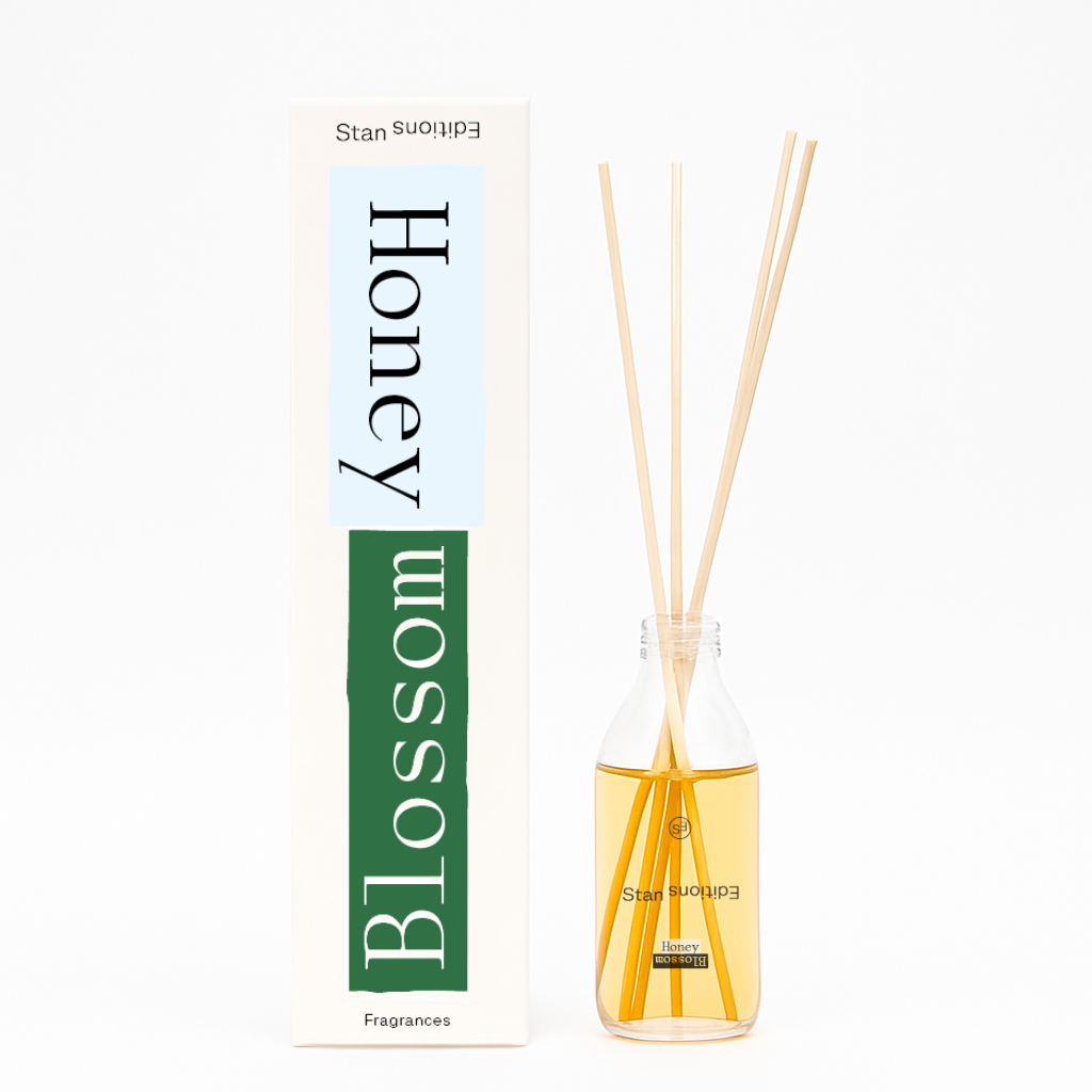 Honey Blossom geurdiffuser met navulling van Stan Editions. Honey Blossom reed diffuser with refill from Stan Editions. Diffuseur de parfum Honey Blossom avec recharge de Stan Editions.