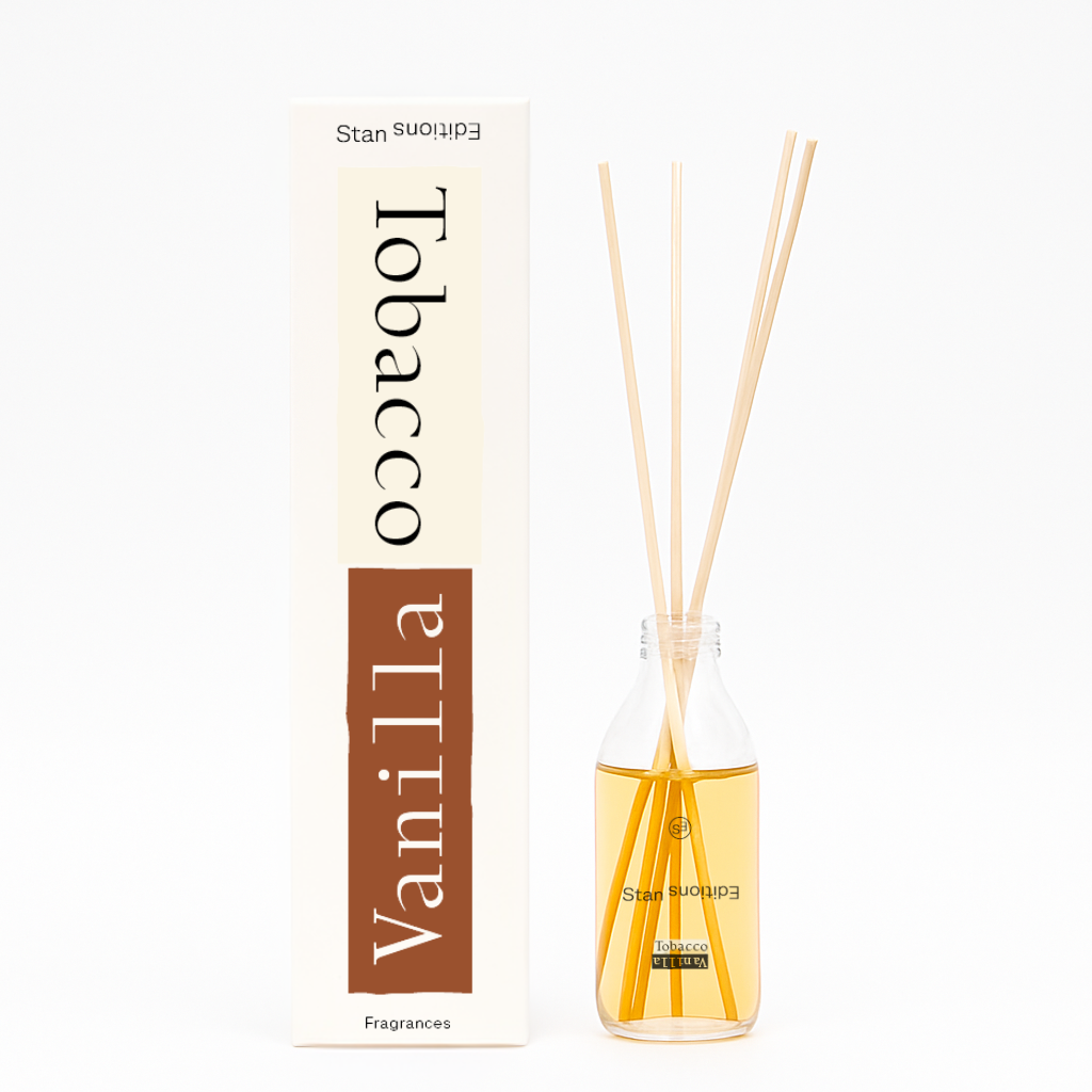 Tobacco Vanilla geurdiffuser met navulling van Stan Editions. Tobacco Vanilla reed diffuser with refill from Stan Editions. Diffuseur de parfum Tobacco Vanilla avec recharge de Stan Editions.