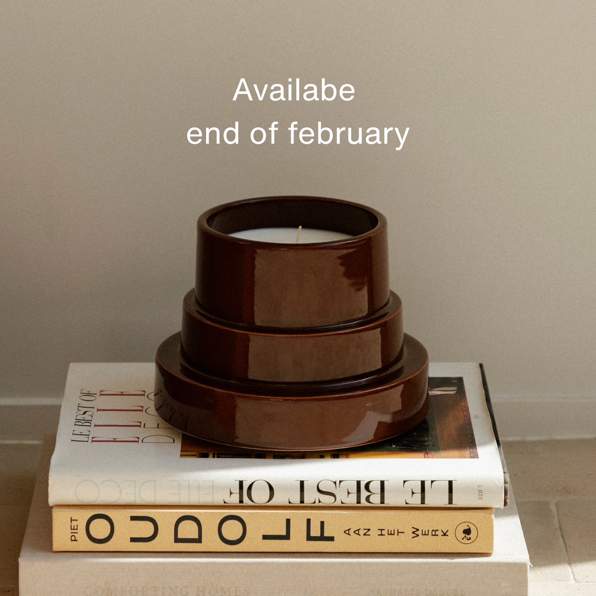 Keramische geurkaars van Stan Editions. Ceramic scented candle from Stan Editions. Bougie parfumée en céramique de Stan Editions.