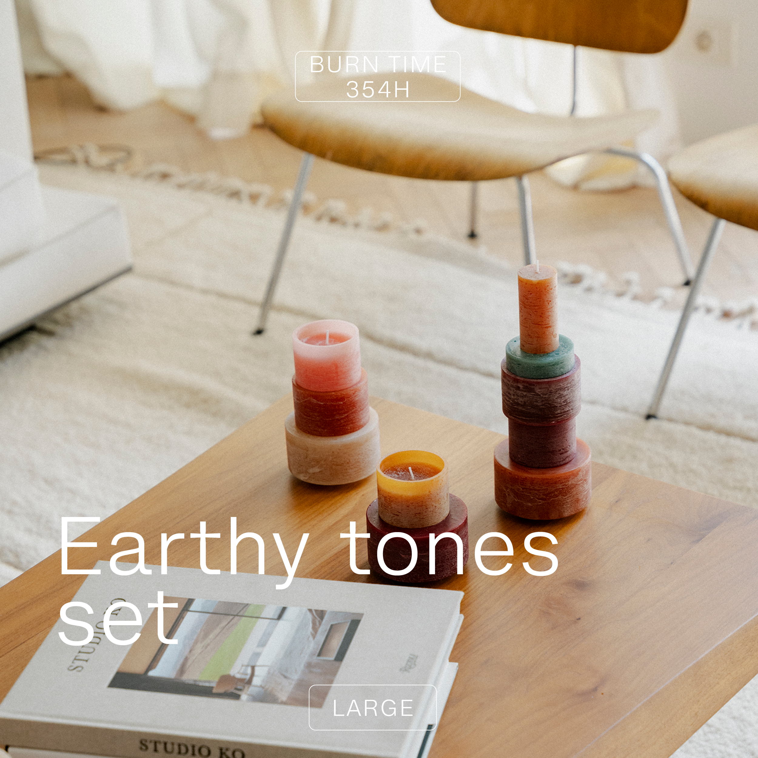 Stapelbare kaarsenset in aardse tinten van Stan Editions. Stackable candle set in earthy tones from Stan Editions. Ensemble de bougies empilables aux tons terreux de Stan Editions.