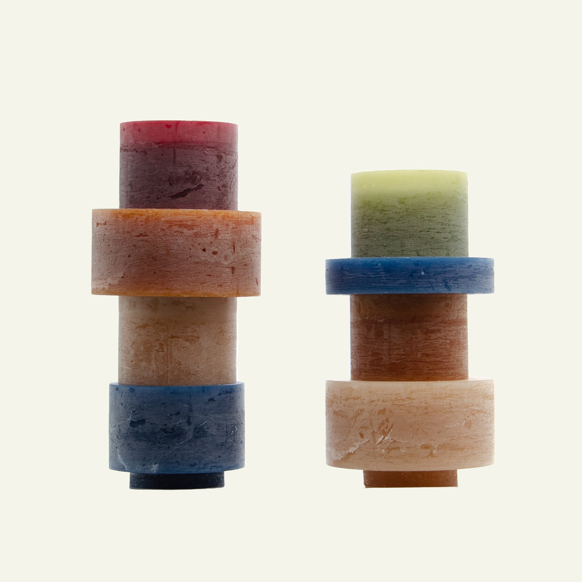 Earthy color stackable candles from Stan Editions with white background. Stapelbare kaarsen van Stan Editions in aardse kleuren met witte achtergrond. Bougies empilables de Stan Editions aux couleurs terreuses sur fond blanc.