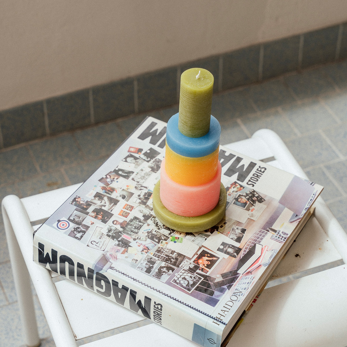 CANDL STACK 03 in roze en geel, kaarsenset van Stan Editions. CANDL STACK 03 in pink and yellow, candle set by Stan Editions. Ensemble de bougies CANDL STACK 03 rose et jaune de Stan Editions.