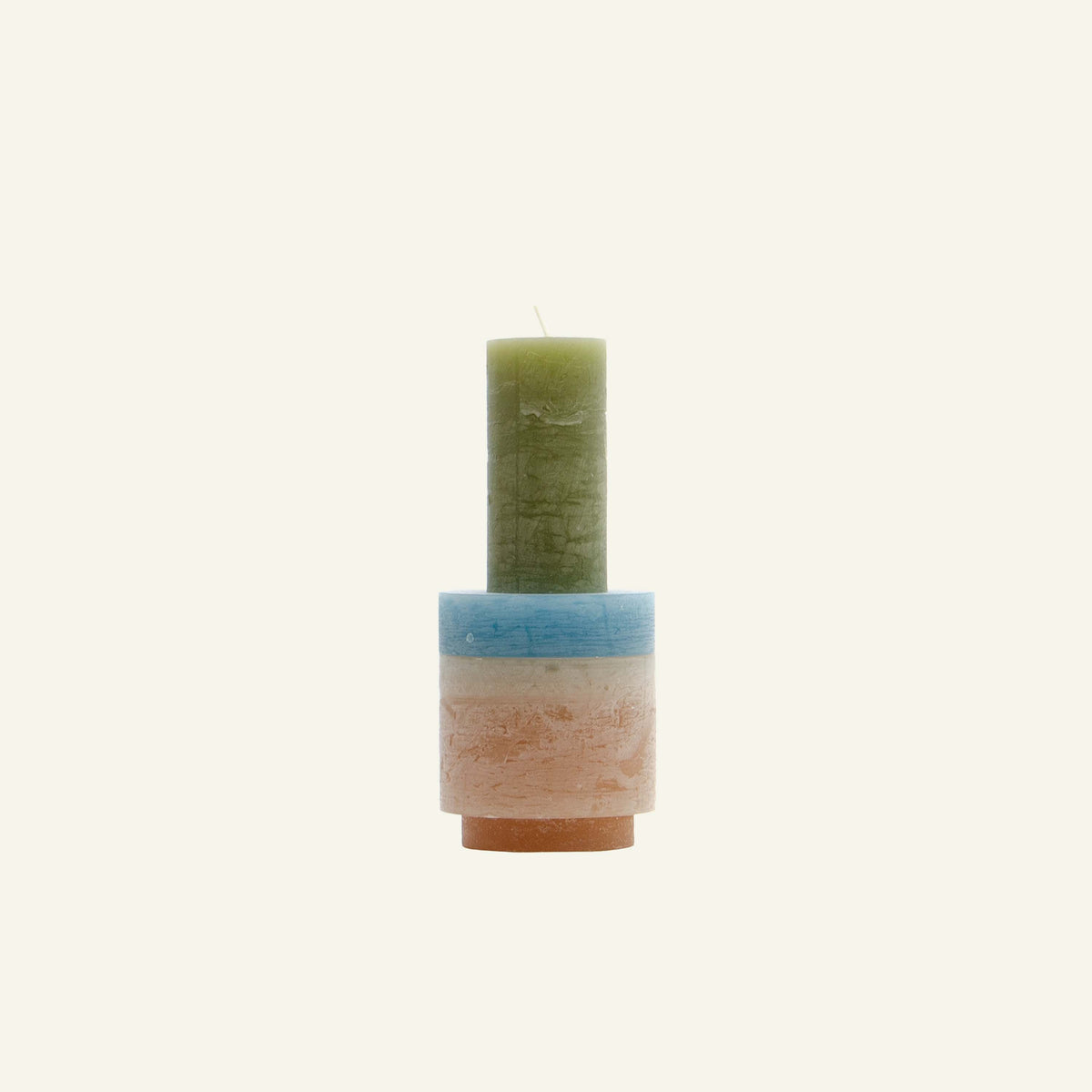 Stapelbare beige kaars van Stan Editions met witte achtergrond. Beige stackable candle from Stan Editions with white background. Bougie empilable beige de Stan Editions sur fond blanc.