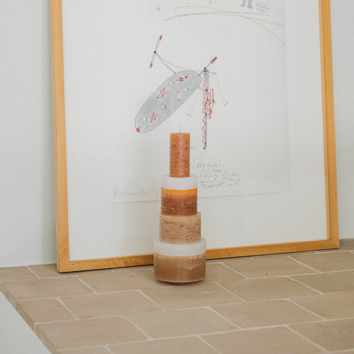 CANDL STACK 06 in beige, 6-delige kaarsenset van Stan Editions. CANDL STACK 06 in beige, six-piece candle set by Stan Editions. Ensemble de bougies CANDL STACK 06 beige de Stan Editions en six pieces.