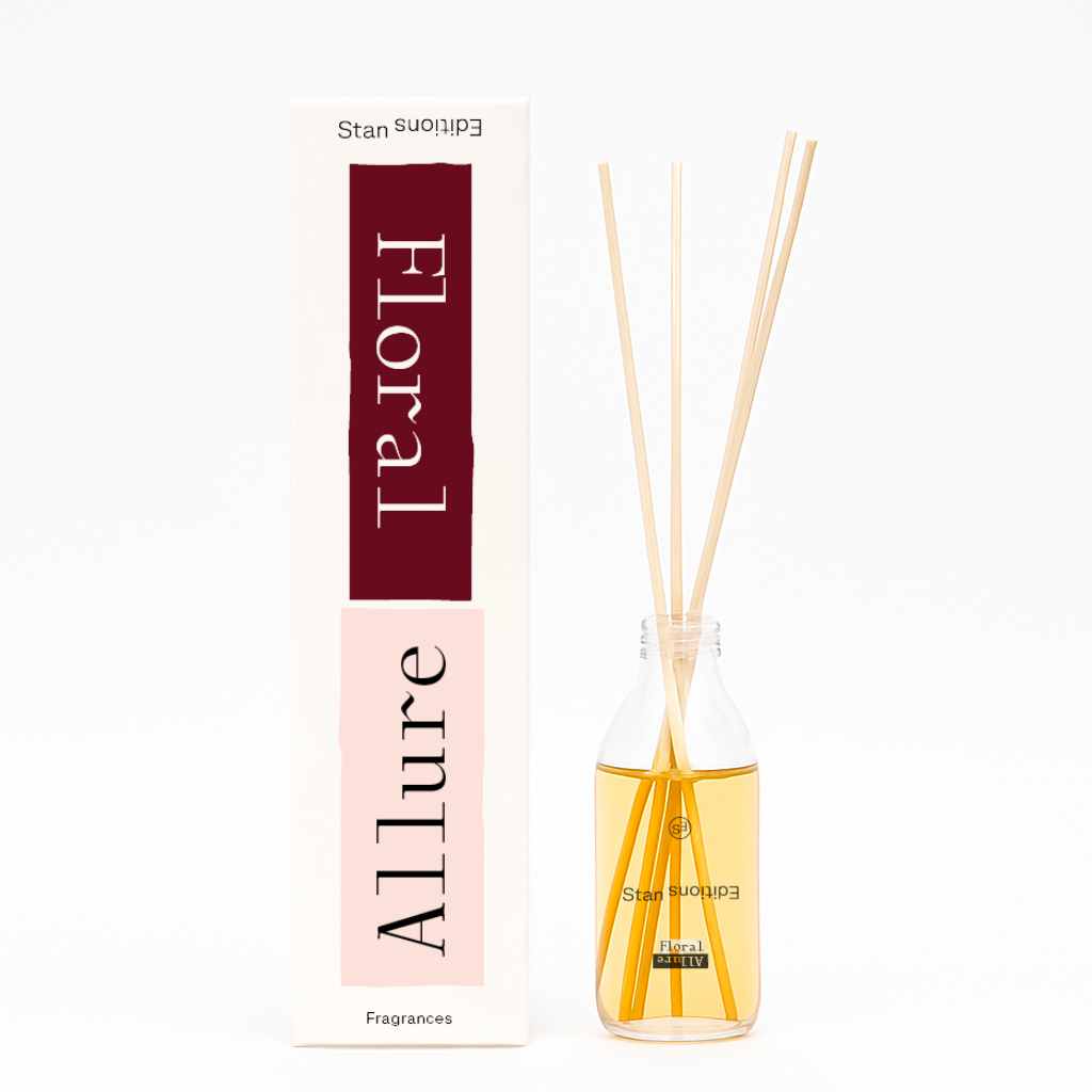 Floral Allure geurdiffuser met navulling van Stan Editions. Floral Allure reed diffuser with refill from Stan Editions. Diffuseur de parfum Floral Allure avec recharge de Stan Editions.