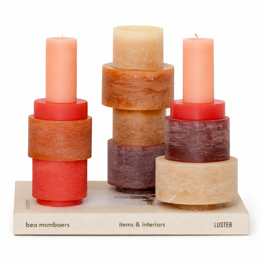 Bordeaux kaarsencombinatie cadeauset van Stan Editions. Burgundy candle combination gift set from Stan Editions. Coffret cadeau combinaison de bougies bordeaux de Stan Editions.
