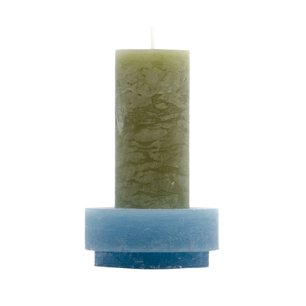 Groene kaars met blauwe houder van Stan Editions. Green candle with blue candle holder from Stan Editions. Bougie vert avec bougeoir bleu de Stan Editions.