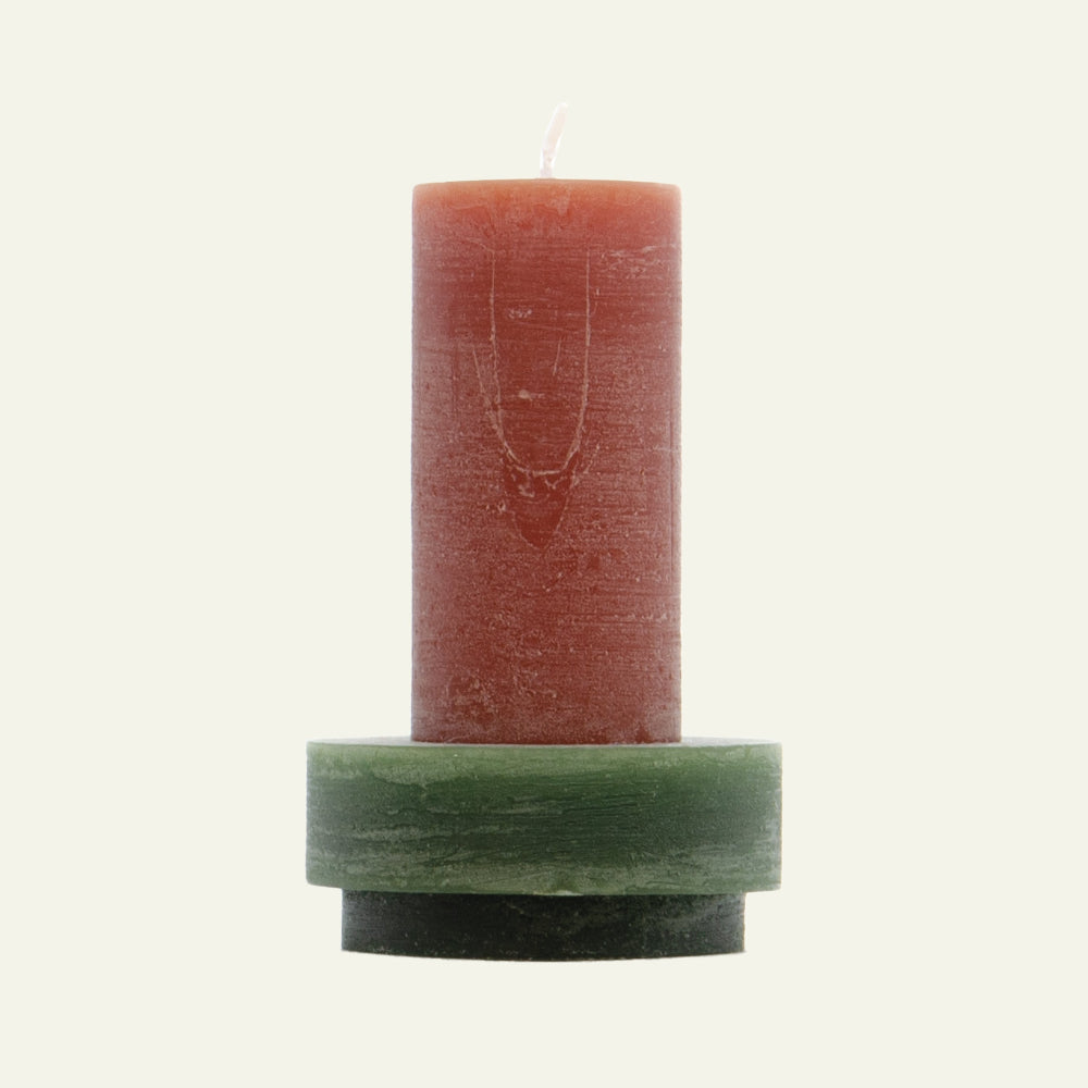 Bruine kaars met houder van Stan Editions. Brown candle with candle holder from Stan Editions. Bougie brun avec bougeoir de Stan Editions.