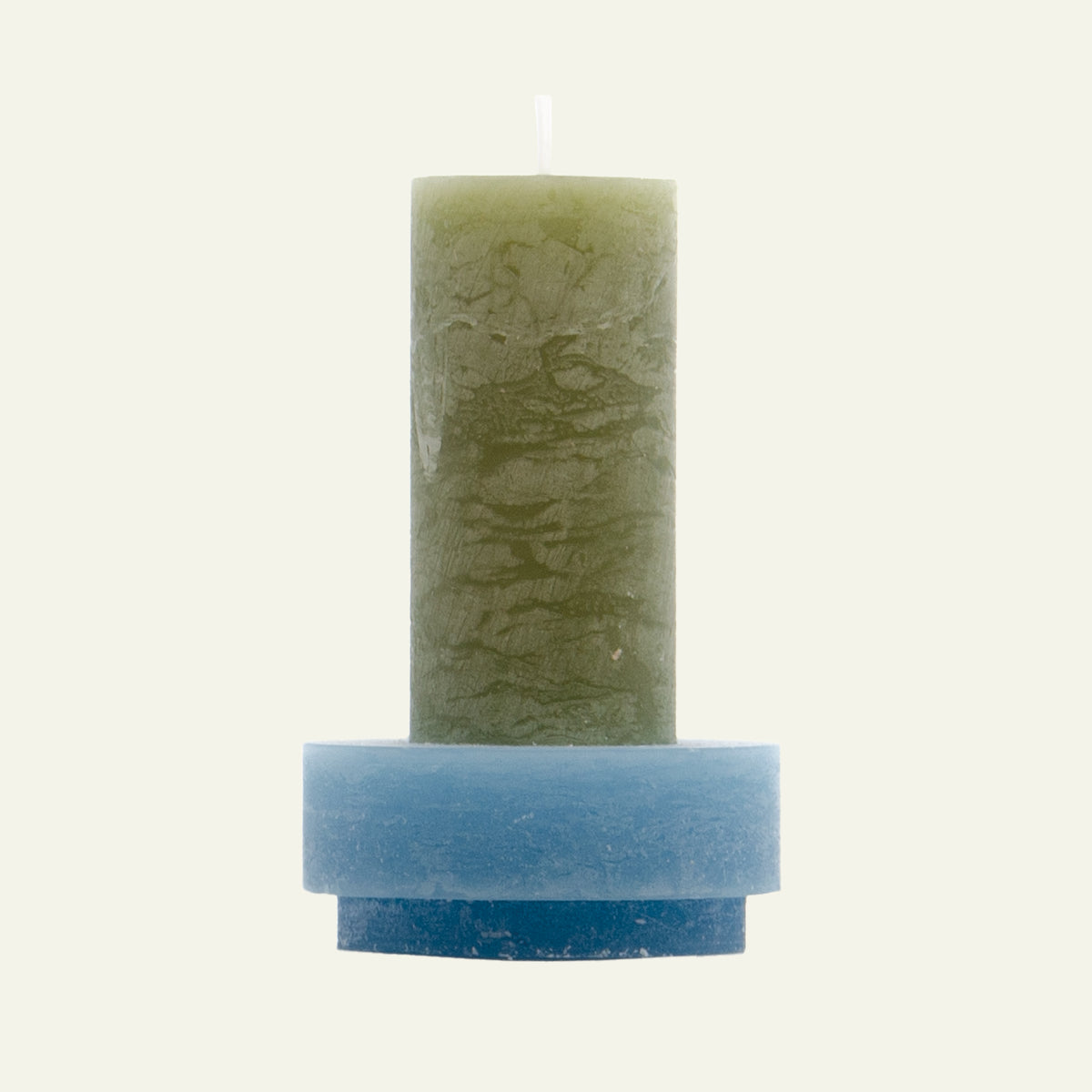Lichtgroene kaars met houder van Stan Editions. Light green candle with candle holder from Stan Editions. Bougie vert clair avec bougeoir de Stan Editions.