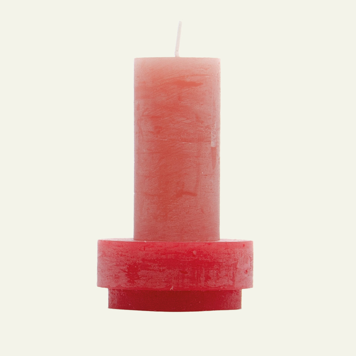 Roze kaars met houder van Stan Editions. Pink candle with candle holder from Stan Editions. Bougie rose avec bougeoir de Stan Editions.