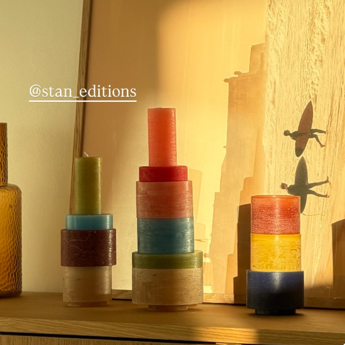 Zonnige kaarscombinatie cadeauset van Stan Editions. Sunny candle combination gift set from Stan Editions. Coffret cadeau combinaison de bougies ensoleillée de Stan Editions.