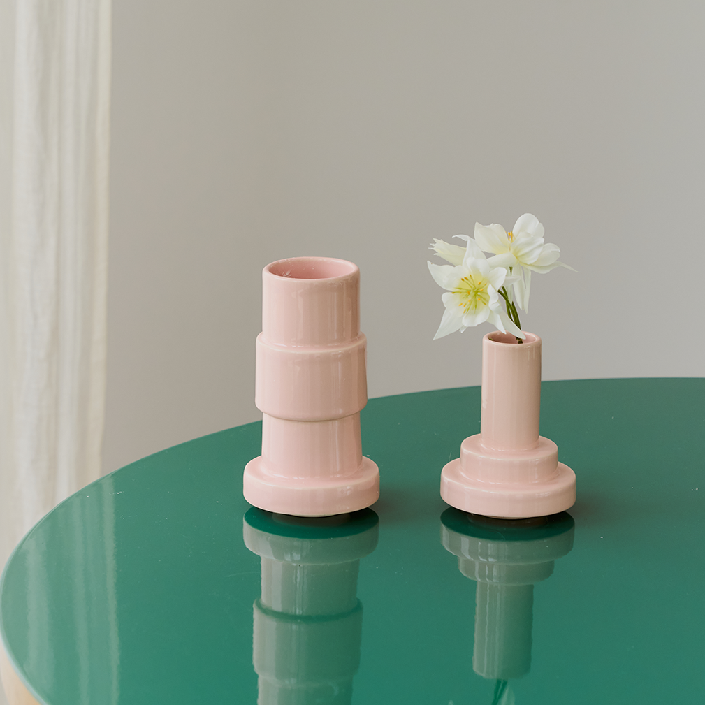 Stack Vase 03, keramische vaas en diffuser van Stan Editions, handgemaakt in Portugal. Stack Vase 03 ceramic vase and diffuser by Stan Editions, handmade in Portugal. Vase et diffuseur en ceramique Stack Vase 03 de Stan Editions, fabrique a la main au Portugal.