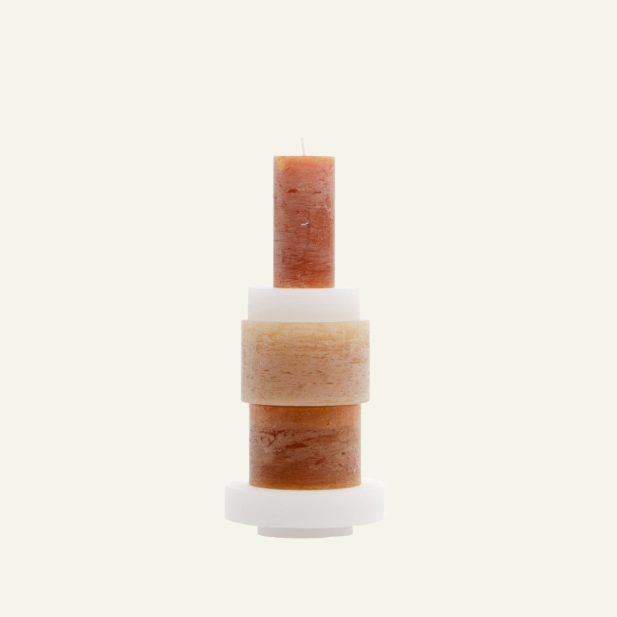 Beige stapelbare kaars van Stan Editions met witte achtergrond. Beige stackable candle from Stan Editions with white background. Bougie empilable beige sur fond blanc. Candl Stack 03 Beige
