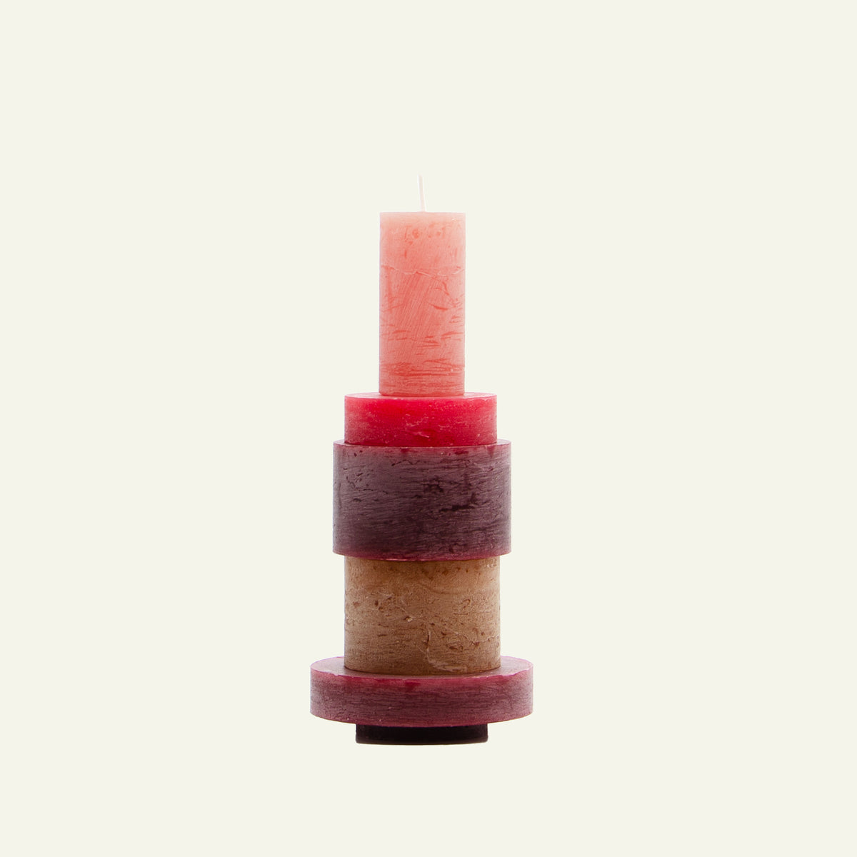 Stapelbare kaarsen in warme kleuren die schuin op elkaar zijn gestapeld met een witte achtergrond. Bougies empilables aux couleurs chaudes empilées en diagonale les unes sur les autres avec un fond blanc.
Stackable candles in warm colours stacked diagonally on top of each other with a white background. Candl stack 03 Burgundy