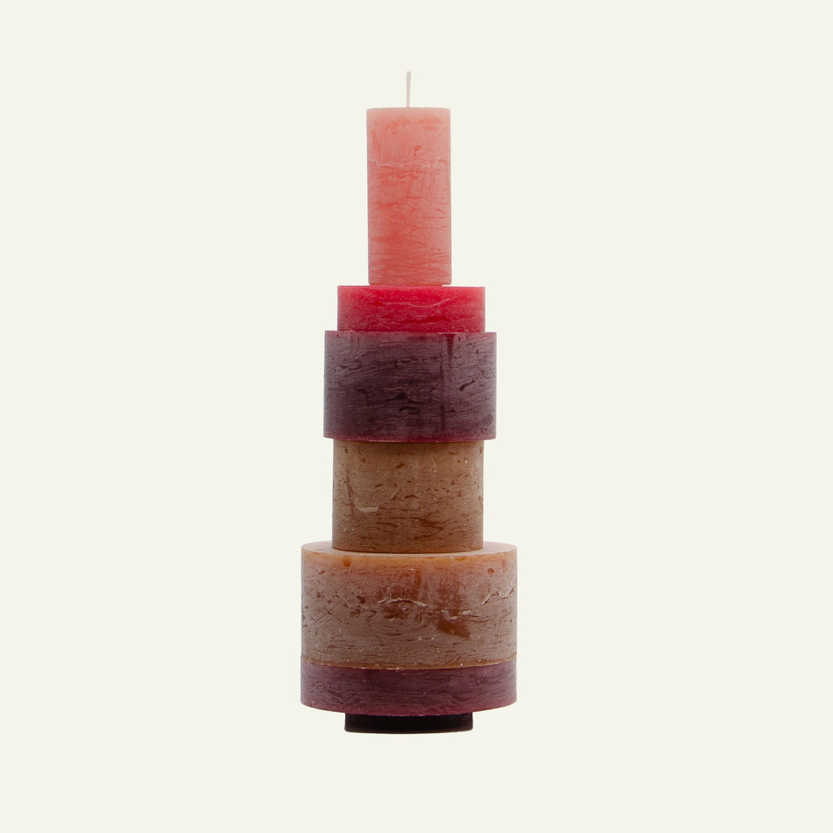 Stapelbare kaarsen in warme kleuren die schuin op elkaar zijn gestapeld met een witte achtergrond. Bougies empilables aux couleurs chaudes empilées en diagonale les unes sur les autres avec un fond blanc.
Stackable candles in warm colours stacked diagonally on top of each other with a white background. Candl stack 06 Burgundy