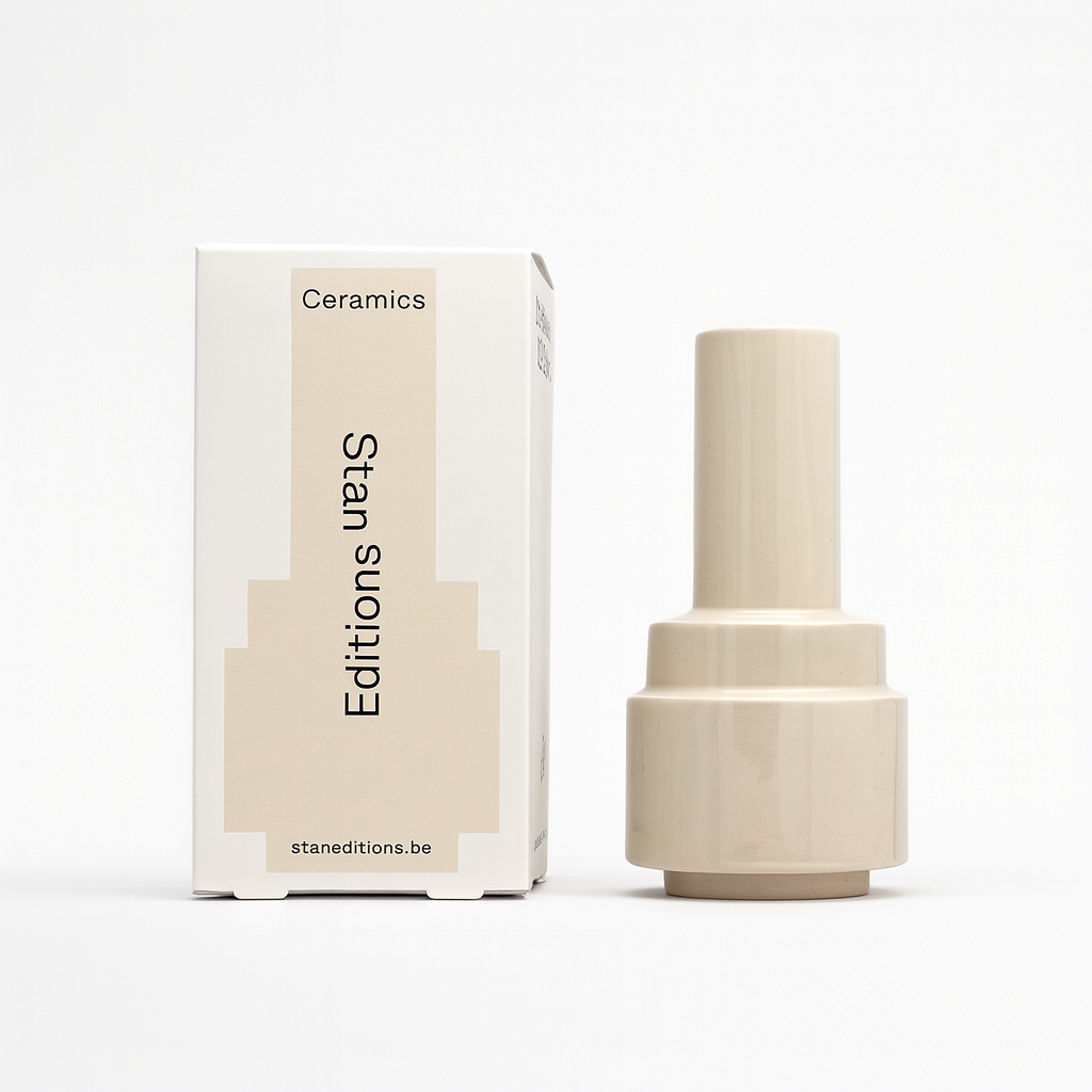 Stack Vase 02, keramische vaas en kaarsenhouder van Stan Editions, handgemaakt in Portugal. Stack Vase 02 ceramic vase and candle holder by Stan Editions, handmade in Portugal. Vase et bougeoir en ceramique Stack Vase 02 de Stan Editions, fabrique a la main au Portugal.